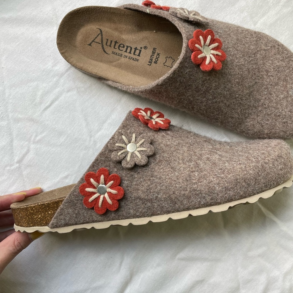 Felt clog, with felt flowers
